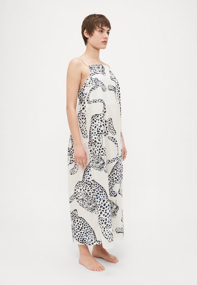 Abito maxi caratterizzato da un tessuto bianco con stampa leopardata nera e blu, spalline sottili e una vestibilità ampia, che arriva fino alle caviglie. Texture liscia.
