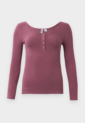 Majica dugih rukava u boji mauve s rebrastom teksturom, okruglim izrezom i četiri mala dugmeta sprijeda.