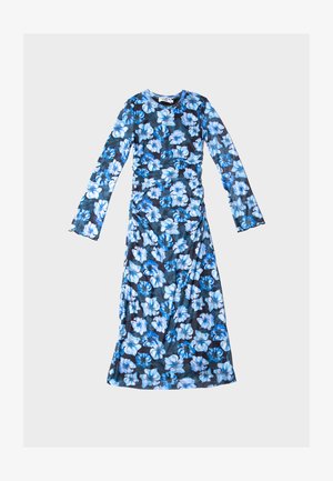 Vestido maxi floral con mangas largas, un cuerpo ajustado y un diseño drapeado. El material es suave con flores azules sobre un fondo oscuro.