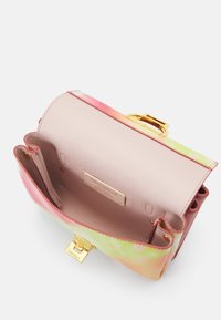 Petit sac à main en cuir ouvert avec fermoir doré et extérieur tie-dye pastel rose, jaune et vert, doublure intérieure rose clair et lisse.