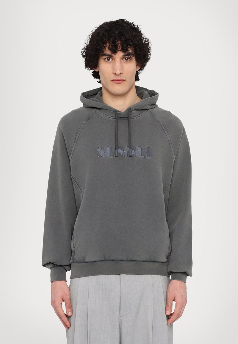 Sweat à capuche gris avec un motif texturé "SUN". Doté de manches raglan et de poignets côtelés. Fait en matériau doux et confortable.