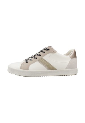 Zapatilla blanca de caña baja con detalles en beige y dorado metálico, cordones con patrón en blanco y negro, y suela texturizada.