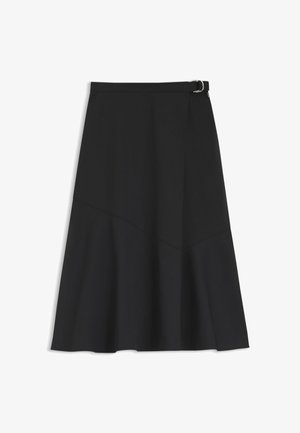 Zwarte knielange rok met asymmetrische naad, lichte uitlopende zoom en zilveren gespdetail op de tailleband.