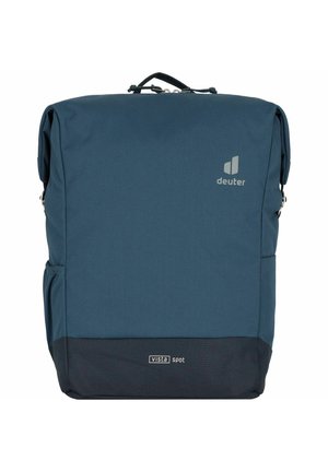 Rucksack aus dunkelblauem Stoff mit umklappbarem Deckel, grauem Logo und kontrastierendem schwarzen Boden. Verfügt über eine Seitentasche und eine strukturierte Oberfläche.