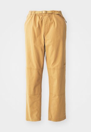 Khakifarbene Cargo-Hosen mit lockerer Passform, ausgestattet mit einem elastischen Bund mit Gürtel, Seitentaschen und verstärkten Knieflicken.