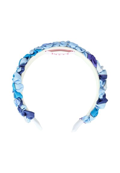 Un bandeau en satin bleu avec des sections froncées dans des nuances variées de bleu. Il présente une base en plastique blanc et des extrémités recouvertes de tissu.