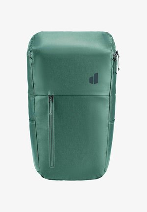 Groene rechthoekige rugzak met verticale ritszak aan de voorkant en een klein zwart logo op een gladde stofoppervlak.