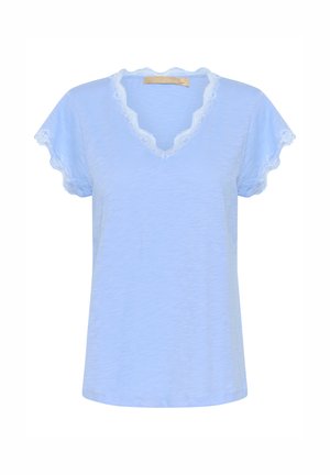 T-shirt azzurro chiaro con maniche corte, orlo scallop, collo a V e rifiniture in pizzo. Tessuto morbido con vestibilità comoda e senza grafiche o motivi visibili.