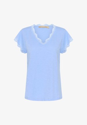 Világoskék, rövid ujjú póló fodros szegéllyel, V-nyakkivágással és csipkés díszítéssel. Puha anyag, laza szabással, látható grafikák vagy minták nélkül.