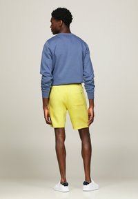 Tommy Hilfiger SMALL LOGO - Pantalones deportivos - yellow tulip