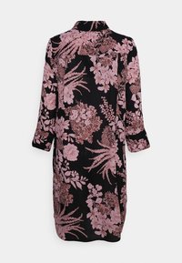 Svart klänning med rosa blommönster, långa ärmar och krage. Mjuk tyg med avslappnad passform, lätt textur och uppkavlade manschettdetaljer.