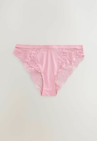 Helle rosa Panty mit Spitzenbesatz, die eine glatte Vorderseite und detaillierte florale Spitze an den Seiten aufweist. Weicher, leichter Stoff.