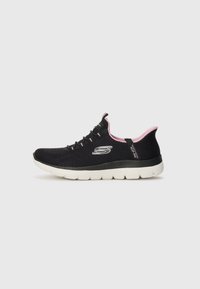 Juodi "Skechers" slip-on sportbačiai su rožine vidine pamušalą, balta padanga ir raištelių dizainu, rodomi iš šono ant vientiso fono.