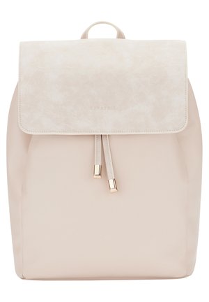 Sac à dos beige au design lisse et structuré. Il dispose d'un rabat arrondi, d'une fermeture àcordon avec des accessoires en tonalité dorée, et d'une partie supérieure texturée.
