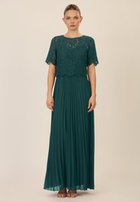 Abito da sera teal con corpino in pizzo a maniche corte e gonna in chiffon plissettata. Design lungo fino al pavimento, con scollatura rotonda e superficie liscia.