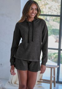 Dunkelgrauer, gerippter Kapuzenpullover mit Kordelzügen und passenden Shorts aus weichem Material. Lockere Passform, lange Ärmel mit Bündchen, minimalistisches Design.