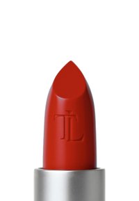 Rote Lippenfarbe mit spitzem Ende, versehen mit einem erhabenen Logo "TL" und einer metallic-silbernen Hülse. Glatte Textur und lebendige Farbe.