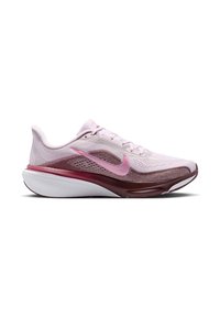 Ροζ ανοιχτό και μαρόν αθλητικό παπούτσι Nike για τρέξιμο με υφασμάτινο πάνω μέρος, μαξιλαρωτή σόλα και εμφανές λογότυπο Nike στο πλάι, παρουσιασμένο σε προφίλ πάνω σε λευκό φόντο.