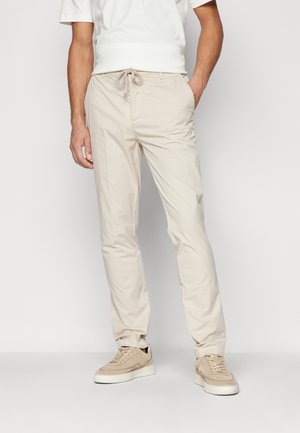 Lyle & Scott OLD TRAFFORD - Nohavice chinos - beige