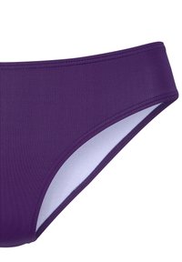 Violet bikinitang sulok na may makinis na texture, mid-rise na disenyo, at kaibahang maliwanag na panloob na lining. May malinis na tahi sa paligid ng mga gilid.