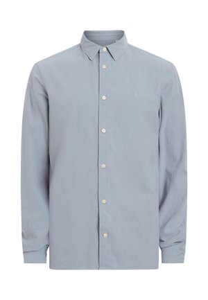 Camisa de manga larga de tejido azul claro, con cuello abotonado, tapeta frontal con botones beige y un pequeño logo bordado en el pecho.