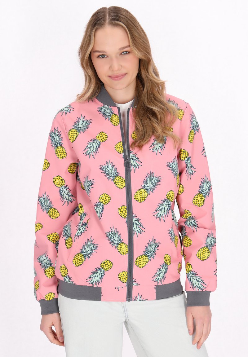 Jachetă bomber roz cu un model de ananas, manșete gri și un fermoar. Material neted, ușor, cu accente vibrante de galben și verde.