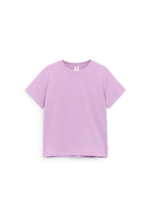 Lilla kortærmet bomulds-T-shirt med rund halsudskæring og lille mærke i sidesøm, lagt fladt på hvid baggrund.