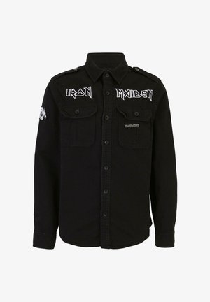 Schwarz langärmliges Shirt aus Baumwolle mit Knopfverschluss, zwei Brusttaschen, "Iron Maiden"-Logo in Weiß und Schulterklappen.