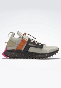 Zapatilla deportiva gris claro con suela segmentada negra, acentos en naranja y rosa, parte superior de malla y sistema de ajuste con cordones, sobre un fondo blanco.