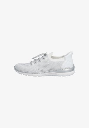Zapatilla deportiva blanca de punto con cordones delanteros, suela acolchada y detalle plateado en el talón, vista de perfil lateral sobre fondo blanco.