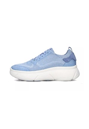 Sneaker sportivo azzurro chiaro realizzato in mesh e suede con una suola bianca arrotondata, caratterizzato da un design testurizzato e chiusura con lacci.