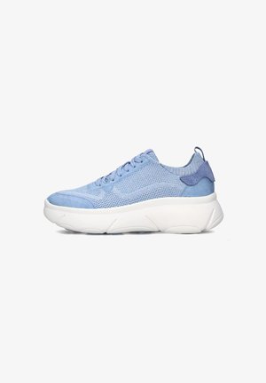 Sneaker sportivo azzurro chiaro realizzato in mesh e suede con una suola bianca arrotondata, caratterizzato da un design testurizzato e chiusura con lacci.