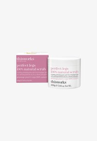 Weißer Behälter mit einem silbernen Deckel, beschriftet mit "perfect legs 100% natural scrub." Begleitet von einer rosa Box mit Text in Englisch und Französisch.