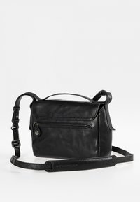 Zwarte leren schoudertas met een rij свайка aan de voorkant, verstelbare schouderriem en gestikte accenten; compacte rechthoekige vorm.