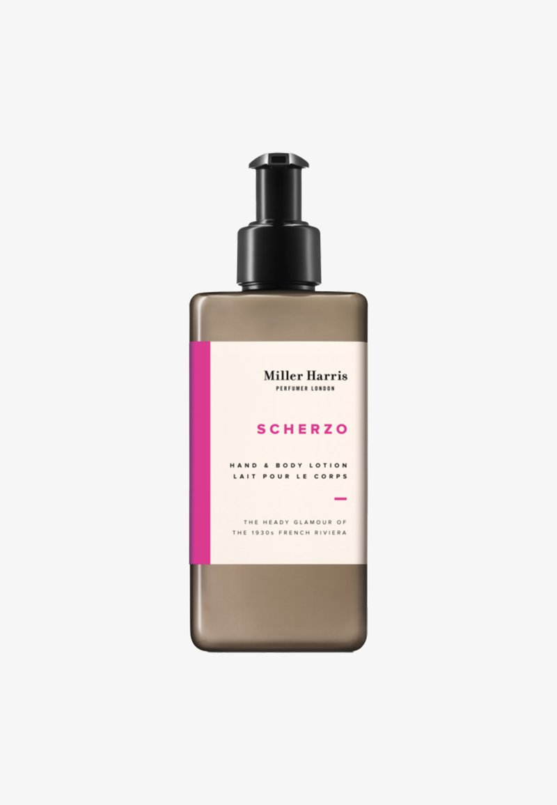 Braune Kunststoffpumpflasche mit einem schwarzen Spender. Das Etikett zeigt weiße und pinke Akzente und trägt in fettem Text "Scherzo Hand- und Körperlotion".