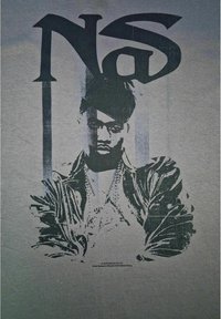 Harma t-paita, jossa on suuri musta graafinen printti miehestä, joka wear leather jacket, ja kuvan yläpuolella teksti "Nas".