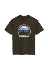 Camiseta de algodón verde oliva con un diseño gráfico de montañas azules y un logo circular que dice "Napapijri Geographic - Explorer Team."