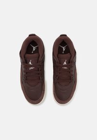Zapatillas de deporte de cuero marrón y malla con puntera redonda, diseño con cordones y suela blanca. Presentan el logotipo en la lengüeta y los lados.