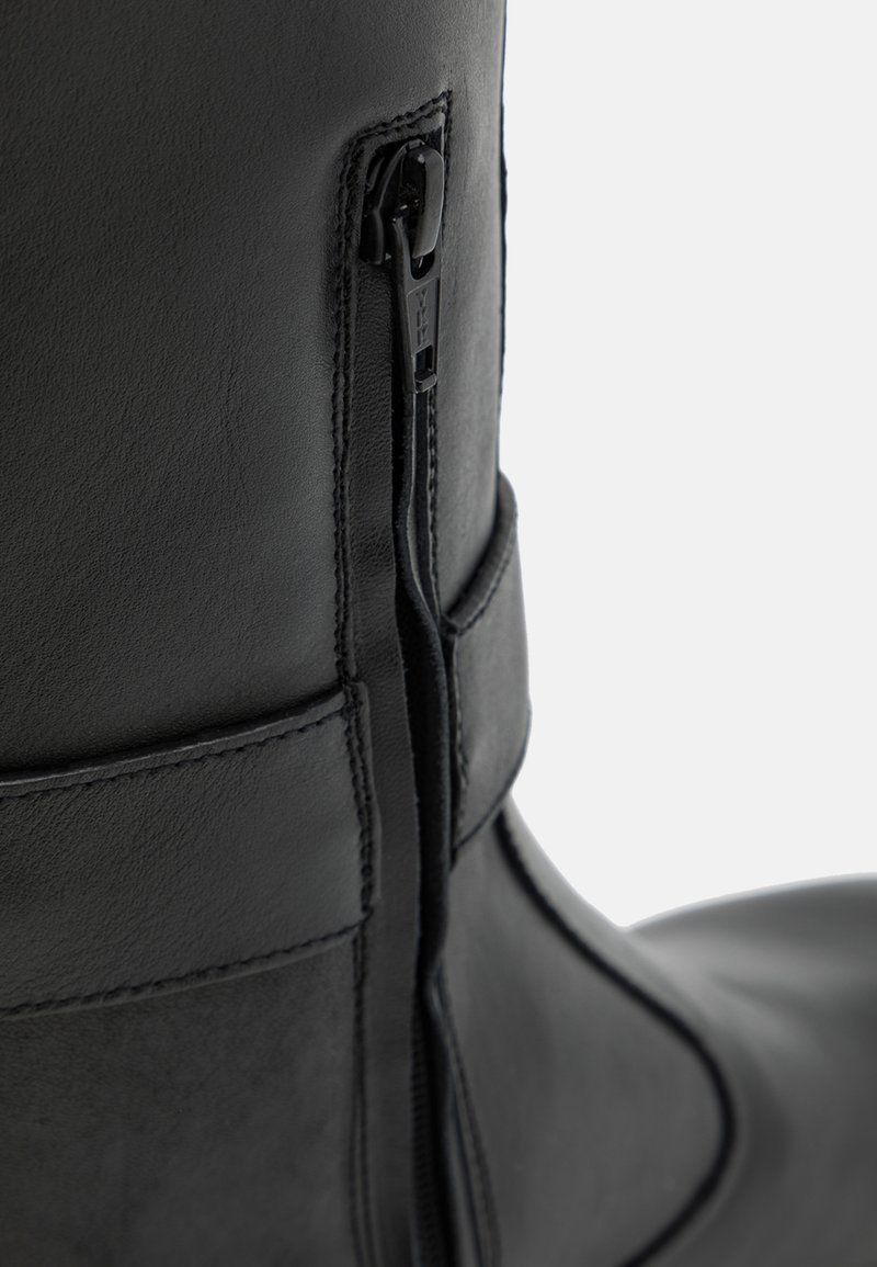 Schwarze Lederstiefel mit seitlichem Reißverschluss und glatter Oberfläche. Das Design umfasst einen enganliegenden Schaft mit verstärkten Nähten und einer abgerundeten Zehenpartie.