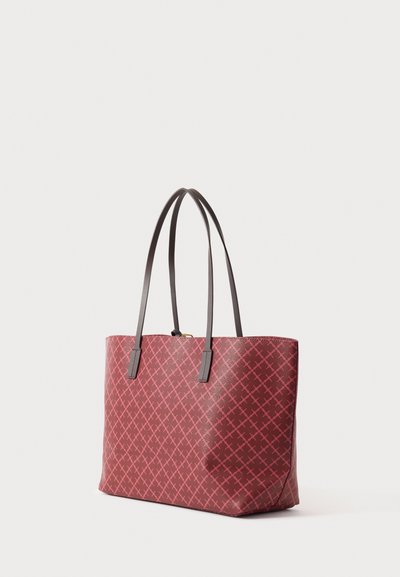 Czerwona torba typu tote z teksturą i geometrycznym wzorem, wyposażona w szare skórzane rączki oraz zamknięcie na zamek. Prostokątny kształt, przestronny design.