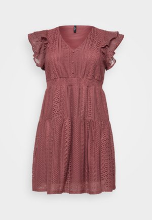 Vaaleanpunainen mekko, jossa on V-pääntie, lyhyet röyhelöhihoja, nappiyksityiskohtia ja kerroksellinen hame, jossa on pitsimäinen kuvio.