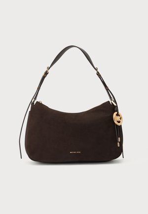 Bolso bandolera de ante marrón oscuro Michael Kors con correa negra ajustable y charm dorado con el logo MK en el lateral.