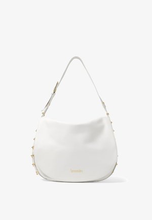 Weiße Leder-Umhängetasche mit geschwungener Form, verstellbarem Riemen und kleinen goldenen Nieten entlang der Kanten, mit der Marke "braccialini" in goldenen Buchstaben.