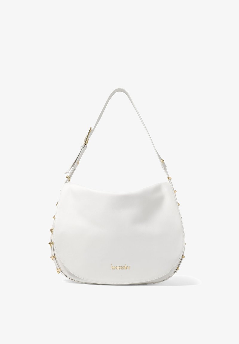 Witte leren schoudertas met gebogen vorm, verstelbare band en kleine gouden studs langs de randen, met het merk "braccialini" in gouden letters.