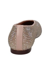 Scarpa piatta beige con esterno strutturato in strass, forma arrotondata e accentuazione in pelle liscia sul retro. Suola marrone.