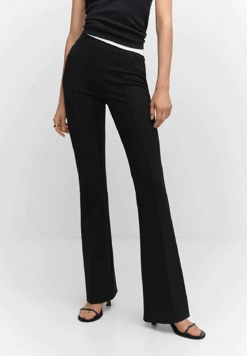 Zwarte wijde broek van stretchstof met een getailleerde taille, voorzien van een gladde textuur en een strak ontwerp dat de benen verlengt.