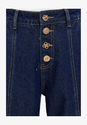 Dunkelblaue Jeanshose mit hoher Taille, vier verzierten goldenen Knöpfen, abgesteppten Akzenten und einer strukturierten Passform mit Gesäßtaschen.