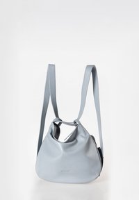 Weiche, hellblaue Leder-Schultertasche mit einem lässigen Design, zwei langen Trägern und einem minimalistischen Look. Verfügt über einen runden Boden und eine offene Oberseite.