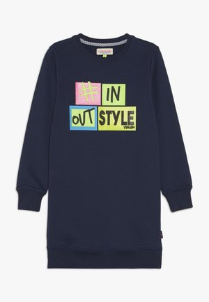 Abito felpa blu navy con maniche lunghe, con testo grafico multicolore che recita "#IN OUT STYLE" in caratteri in grassetto.