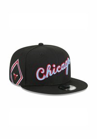 Schwarze Baseballkappe mit eingesticktem "Chicago"-Text in Rot und Blau. Auf der Seite befindet sich ein rotes und blaues Rautensymbol mit einer Stiergrafik.